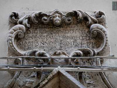 ...� presente un�iscrizione che ricorda la fine della ristrutturazione dell�edificio del 1716 a opera di Giordano Dottula